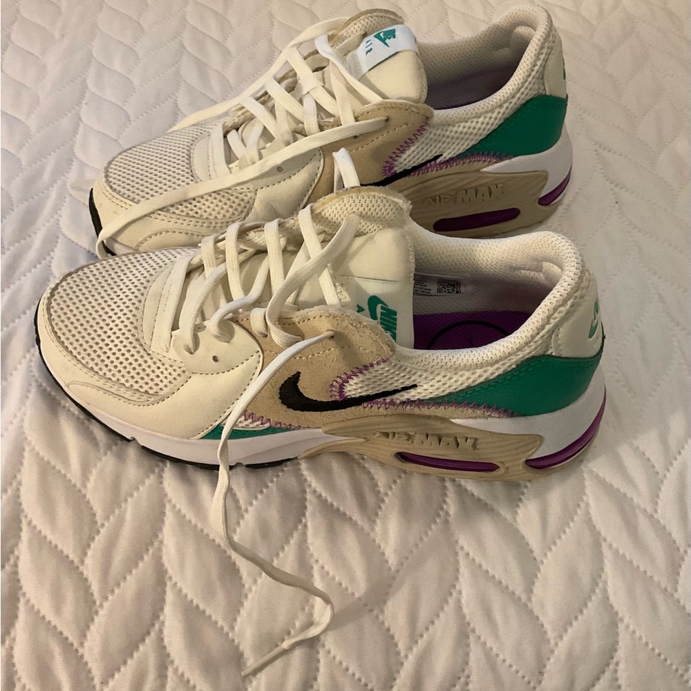 Size 6 Nike shoes, Worn only 1 time